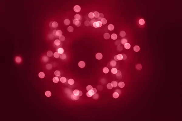 暗いマゼンタの背景にクリスマスライトによって焦点を当てた抽象的な魔法の妖精の光の輝きを赤らめました 2023年の色でトーン Viva Magenta — ストック写真