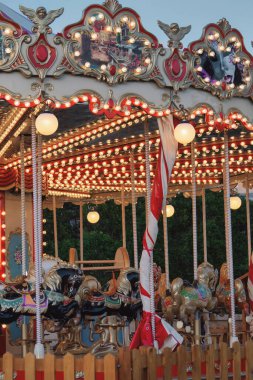 Geleneksel Noel perisi pazarında boş klasik atlıkarınca, yakın plan.