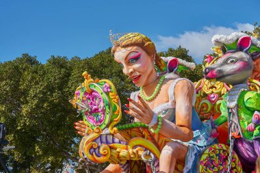 Malta Malta 'nın Malta caddesinde her yıl düzenlenen Mardi Gras Şişman Salı günü alegorik şamandıralar ve maskeli geçit töreni Valletta, Malta - 23 Şubat 2020