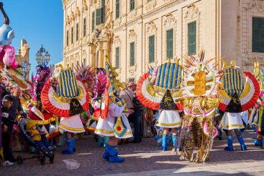 Malta Malta 'nın Malta caddesinde her yıl düzenlenen Mardi Gras Şişman Salı günü alegorik şamandıralar ve maskeli geçit töreni Valletta, Malta - 23 Şubat 2020