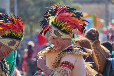 Mardi Gras 'da 23 Şubat 2020' de düzenlenen büyük karnaval 'da maskeli ve maskeli insanlar Mardi Gras' da