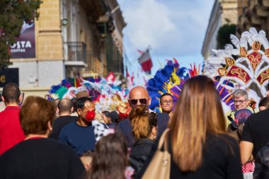 Mardi Gras 'da 23 Şubat 2020' de düzenlenen büyük karnaval 'da maskeli ve maskeli insanlar Mardi Gras' da