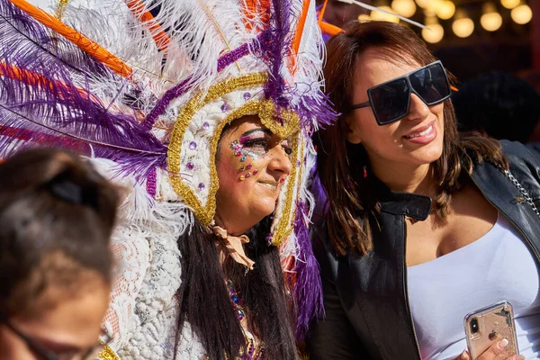 图为2020年2月23日在马耳他瓦莱塔市举行的狂欢节上 身着化装舞会服装和面具的人 免版税图库图片
