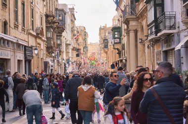Malta Malta 'nın Malta caddesinde her yıl düzenlenen Mardi Gras Şişman Salı günü alegorik şamandıralar ve maskeli geçit töreni Valletta, Malta - 23 Şubat 2020