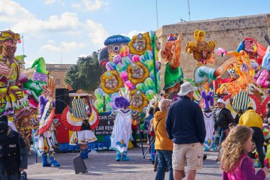 Malta Malta 'nın Malta caddesinde her yıl düzenlenen Mardi Gras Şişman Salı günü alegorik şamandıralar ve maskeli geçit töreni Valletta, Malta - 23 Şubat 2020