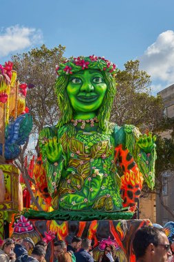 Malta Malta 'nın Malta caddesinde her yıl düzenlenen Mardi Gras Şişman Salı günü alegorik şamandıralar ve maskeli geçit töreni Valletta, Malta - 23 Şubat 2020