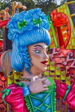 Malta Malta 'nın Malta caddesinde her yıl düzenlenen Mardi Gras Şişman Salı günü alegorik şamandıralar ve maskeli geçit töreni Valletta, Malta - 23 Şubat 2020