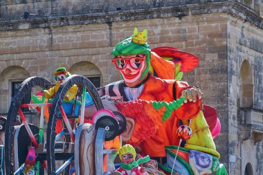 Malta Malta 'nın Malta caddesinde her yıl düzenlenen Mardi Gras Şişman Salı günü alegorik şamandıralar ve maskeli geçit töreni Valletta, Malta - 23 Şubat 2020