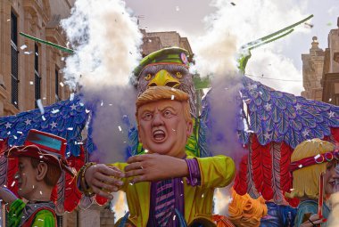 Malta-23 Şubat 2020 'de Valletta, Malta sokaklarındaki karnaval kutlamasında Donald Trump bebeği de dahil olmak üzere alegorik şamandıraların yer aldığı Mardi Gras Grand Parade