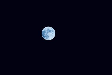 Karanlık gece gökyüzüne karşı parlayan dolunay, gökyüzü ve gece fotoğrafçılığı için mükemmel.