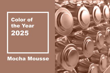 2025 Yılının Rengi - Sıcak tonlarda yansıtıcı metalik silindirlerin yanında Mocha Mousse