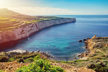 Malta 'daki Akdeniz Mavi Suları ve Topraklı Araziler ile Fomm Ir-Rih Körfezi Manzarası