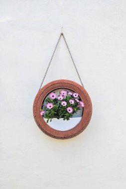 Büyüleyici bir çiçek tutucusuna dönüşen şişirilmiş lastik, ekolojik düşünceli aileler için yeniden kullanım, en az atık ile stili yeniden kullanım, renk ve gezegen bakımını güvence altına alma