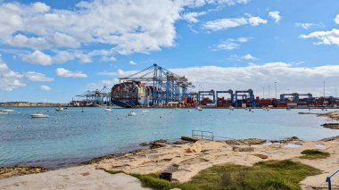 Rıhtımda yığınla konteynır ve serbest ticaret genişlemesi ile dolu dev vinçler sergileniyor: Birzebbuga, Malta - 01.12.2024