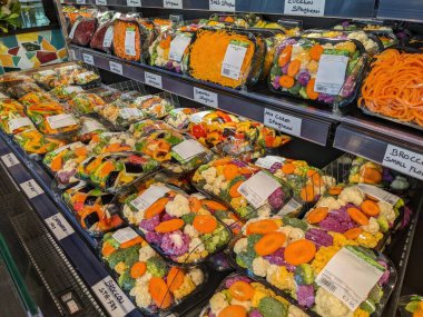 Parlak sebzelerle dolu market rafları, hızlı yemek planlarına ilham veren ve beslenme çeşitliliğini artıran çeşitliliği vurguluyor: Birkirkara, Malta -21.08.2022