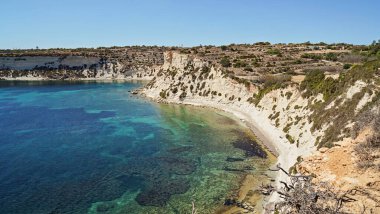 Turizm güneşli Malta kıyıları boyunca gelişiyor, berrak suları ve engebeli uçurumları gösteren turizm, küresel kaşifleri canlı kültür mirasını keşfetmeye çağırıyor