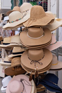 Meşgul Malta caddesindeki renkli şapka görüntüsü seyahat, alışveriş ruhunun yerel cazibeyle buluşması, seyahat detaylarının turizm görüntüsü ve Akdeniz pazarları için mükemmel olması anlamına geliyor