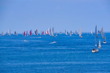Uzak yarış yatları açık gökyüzü, hafif rüzgar ve dalgalar altında mavi sulara yayıldı, canlı deniz manzarası: Valletta, Malta - Ekim 19.2019