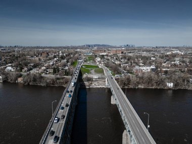 Montreal, Chatauguay 'ı Montreal adasına bağlayan Mercier Köprüsü üzerindeki hava manzarası. Kanada mı? 2023