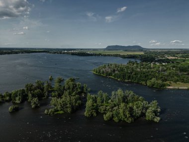 Nehir ve göl havadan gelen adalarla