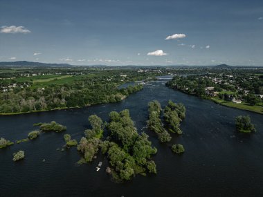 Nehir ve göl havadan gelen adalarla