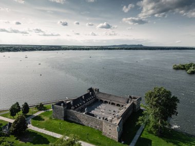 Fort Chambly havadan görünüyor.