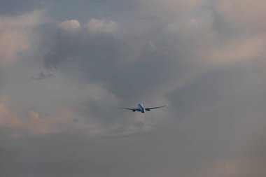 Gün batımında uçak Montreal havaalanından ayrılıyor.