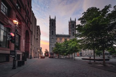 Montreal Notre-Dame Bazilikası ve Place d 'Armes Montreal, Quebec, Kanada