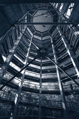 Quebec 2023 sonbaharında dağlardaki gözlem kulesi.