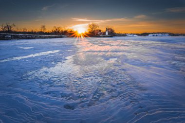 Quebec 'in kış manzarası. St. Lawrence nehrinde gün batımı. 2024.