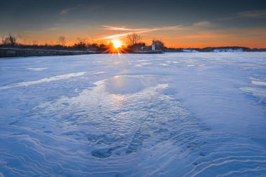 Quebec 'in kış manzarası ve donmuş St. Lawrence nehri üzerinde gün batımı. 2024