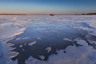 Quebec 'in kış manzarası ve donmuş St. Lawrence nehri üzerinde gün batımı. 2024