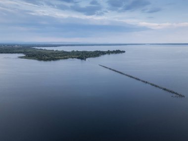 Pofuduk Bulutlar Parlak Mavi Gökte: Huzurlu ve Sakin Doğa