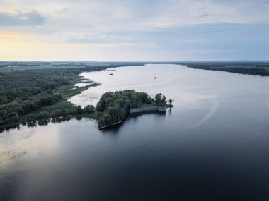 Pofuduk Bulutlar Parlak Mavi Gökte: Huzurlu ve Sakin Doğa
