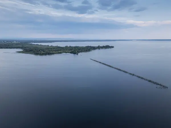 Pofuduk Bulutlar Parlak Mavi Gökte: Huzurlu ve Sakin Doğa