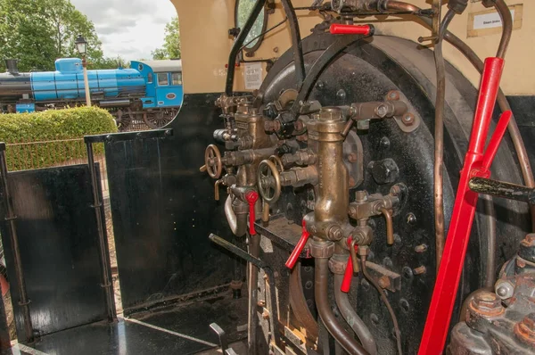 Uvnitř Kabiny Strojvedoucího Parního Motoru Vidět Projíždějící Parní Vlak Postranním — Stock fotografie