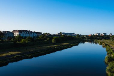 Şehir manzarası olan mavi bir nehrin dikey fotoğrafı. Üst görünüm