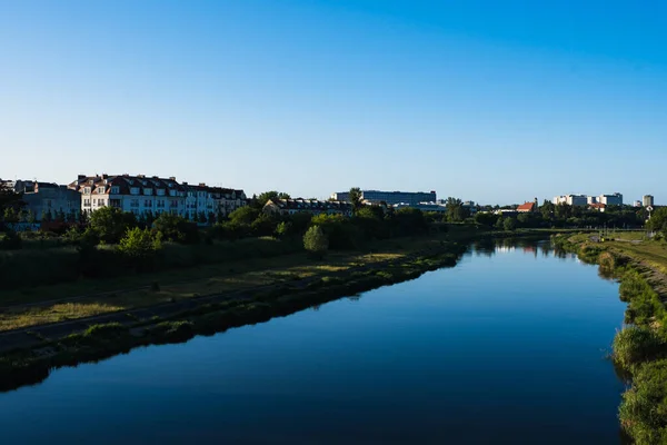 Şehir manzarası olan mavi bir nehrin dikey fotoğrafı. Üst görünüm