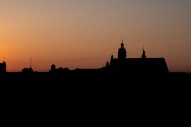Gün batımında Krakow şehrinin silueti