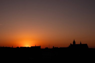 Gün batımında Krakow şehrinin silueti