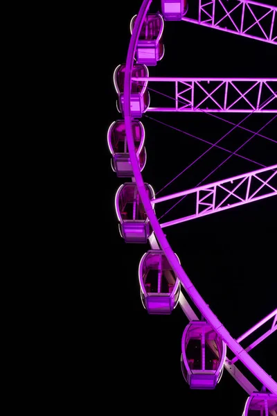 Gece gökyüzü arka planında neon pembe dönme dolap