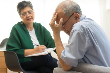 Kadın psikiyatrist ile terapi seansı sırasında depresyonda olan Asyalı son sınıf öğrencisi