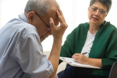 Kadın psikiyatrist ile terapi seansı sırasında depresyonda olan Asyalı son sınıf öğrencisi