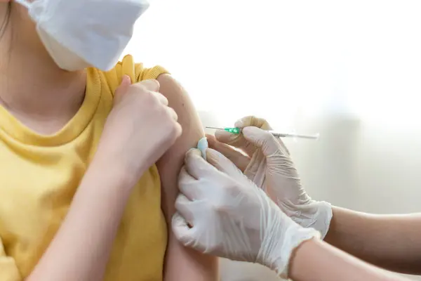 Asiatico Adolescente Ospedale Maschera Durante Vaccinazione Coronavirus Concetto Foto Stock Royalty Free