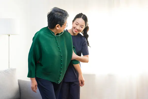 Жіноча Азіатська Медсестра Допомагає Старій Леді Встати Дивана Стокове Зображення