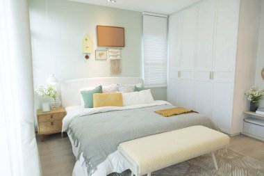 Vazodaki çiçekler modern konforlu yatak odası