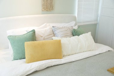 Yatakta yastıklar modern rahat yatak odaları