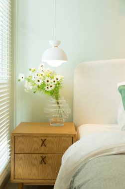 Vazodaki çiçekler modern konforlu yatak odası