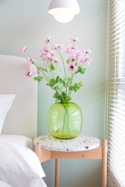 Vazodaki çiçekler modern konforlu yatak odası