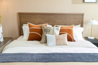 Yatakta yastıklar modern rahat yatak odaları